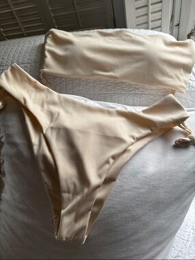 Bandeau Bikini Set. Ribbed lt. khaki color.
Bra & Bikini bottom. Size XL
NWOT